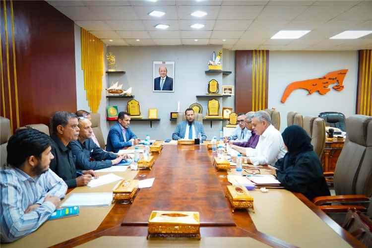 اجتماع بعدن يناقش عدداً من المشاريع في قطاعات المياه والنظافة والتحسين والطرقات
