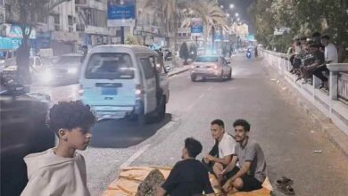احتجاجًا على تدهور خدمة الكهرباء.. مواطنون يفترشون شوارع عدن في مشهد يعكس حجم المعاناة