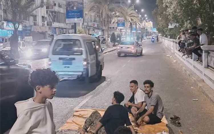 احتجاجًا على تدهور خدمة الكهرباء.. مواطنون يفترشون شوارع عدن في مشهد يعكس حجم المعاناة