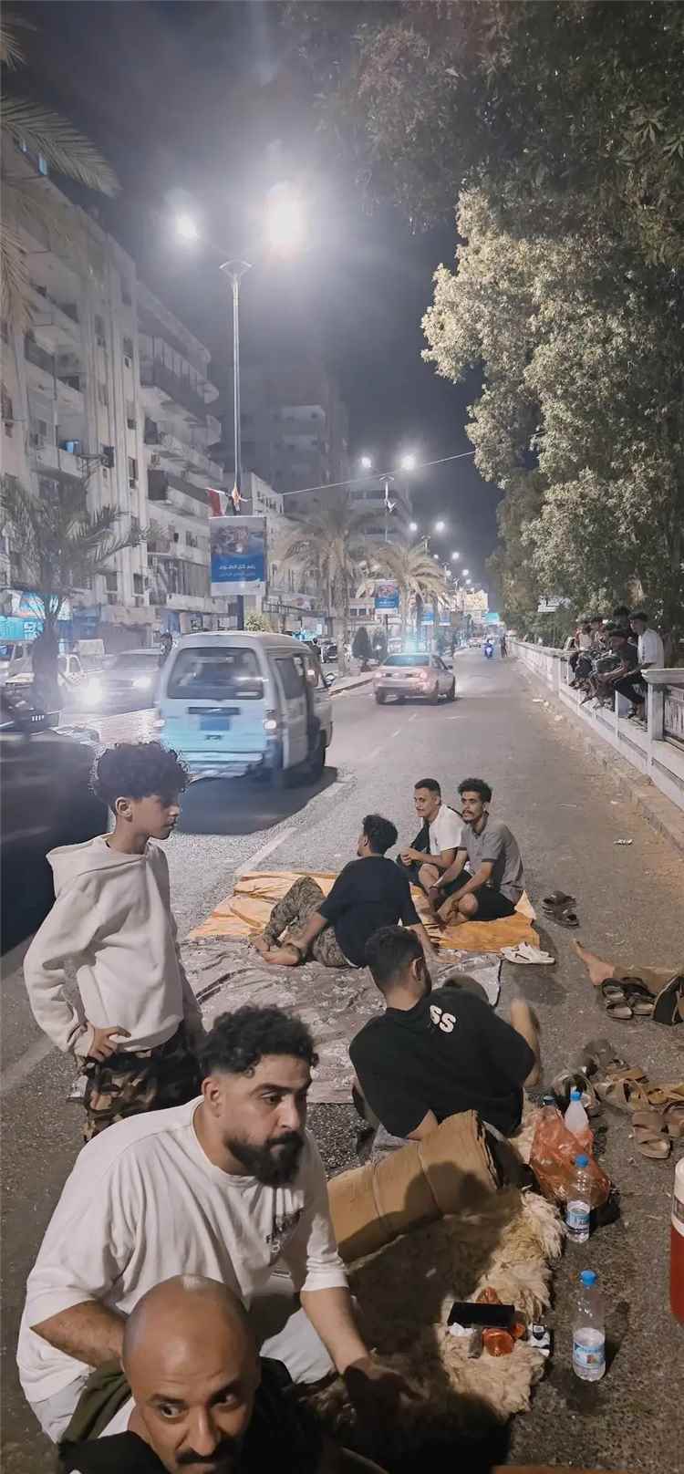 احتجاجًا على تدهور خدمة الكهرباء.. مواطنون يفترشون شوارع عدن في مشهد يعكس حجم المعاناة