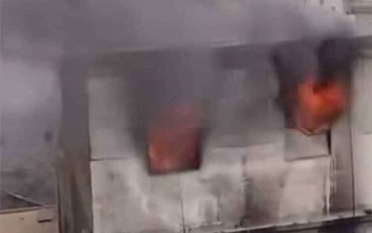 احتراق منزل في دار سعد وتدمير دورين إثر انفجار بطاريات ليثيوم بمنظومة طاقة شمسية