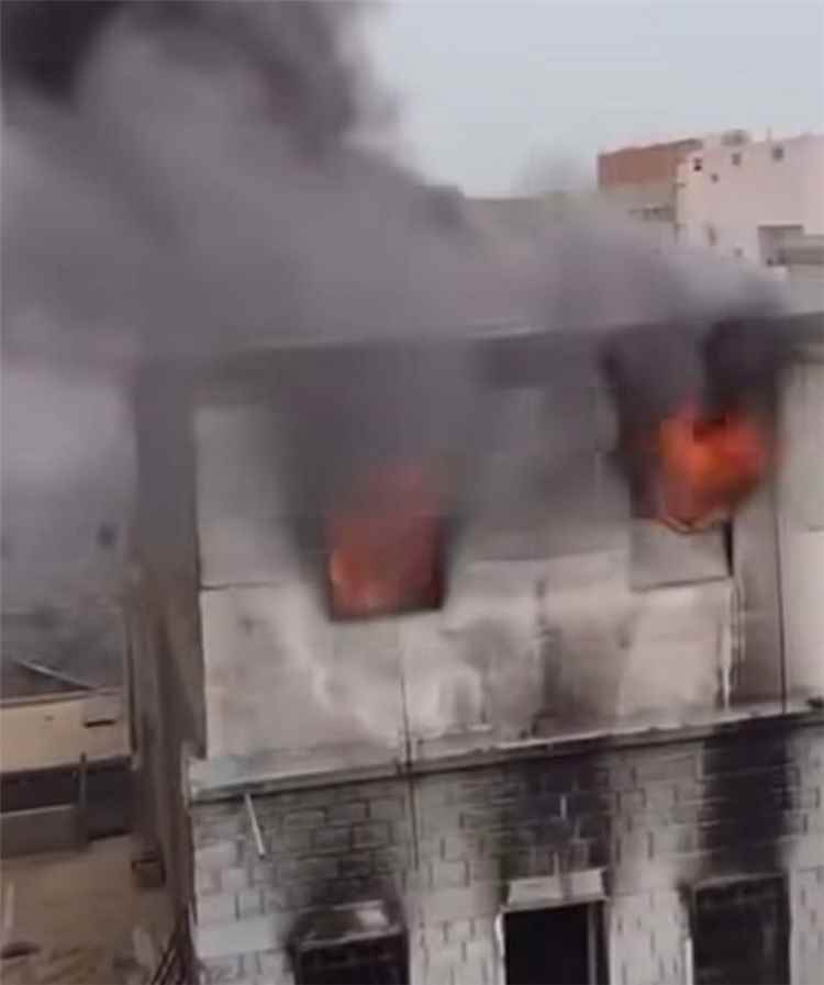 احتراق منزل في دار سعد وتدمير دورين إثر انفجار بطاريات ليثيوم بمنظومة طاقة شمسية
