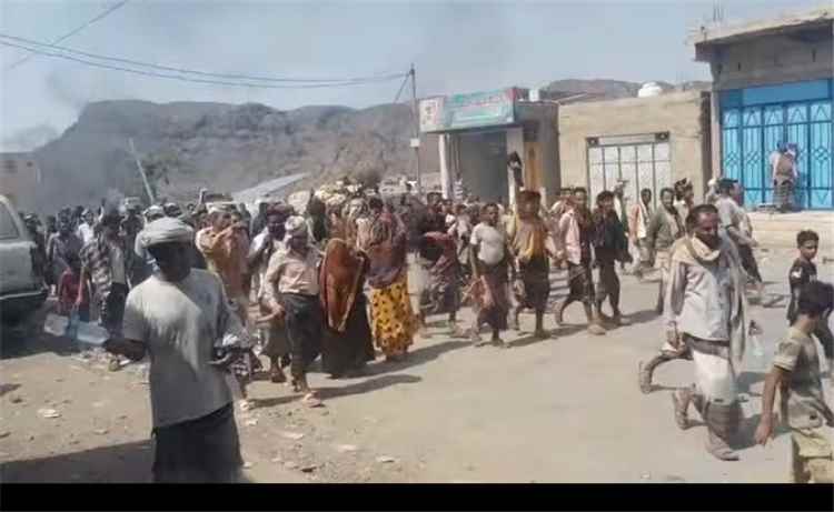 احتشاد قبلي وشعبي في المسيمير رفضاً لقرار تغيير مدير الأمن والمطالبة بالإبقاء عليه