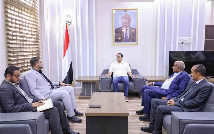البكري يبحث مع شركة بحار الشرق إمكانية عرض مباريات كأس العالم عبر شاشات عملاقة في عدن