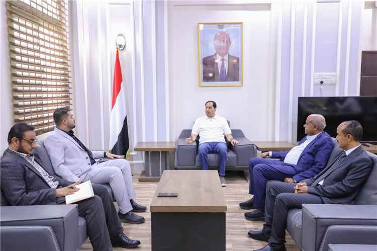 البكري يبحث مع شركة بحار الشرق إمكانية عرض مباريات كأس العالم عبر شاشات عملاقة في عدن