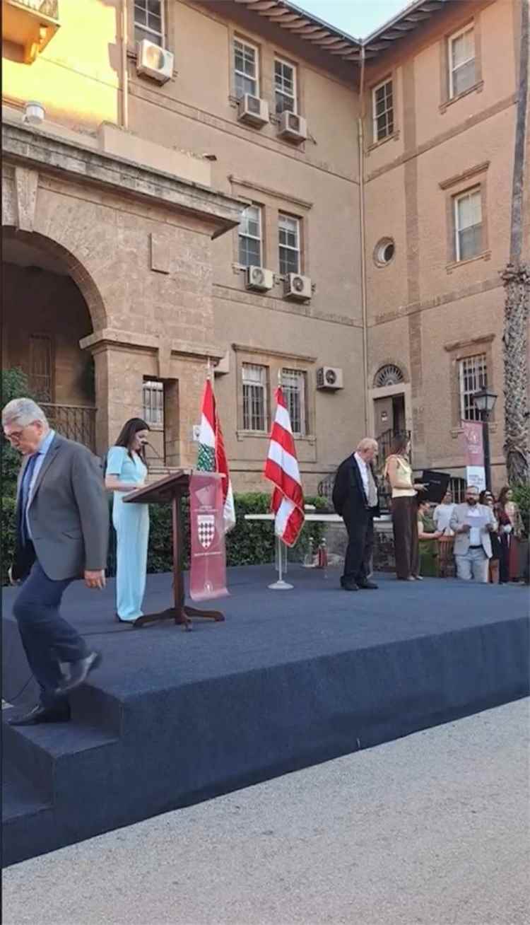 الجامعة الأمريكية في بيروت تعلن منح الباحث اليمني عبدالله الوزير العولقي جائزة غسان الرشاش الأكاديمية.