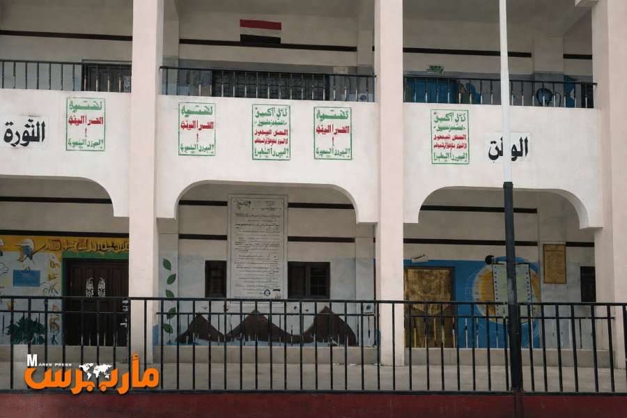 الحوثيون يفرضون ترديد شعاراتهم الطائفية في مدارس البنات بإب ويهددون الطالبات الرافضات بالفصل.