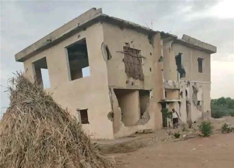 الحوثيون يقتحمون منزل الرئيس الأسبق عبدالله السلال في الحديدة ويعبثون بمحتوياته