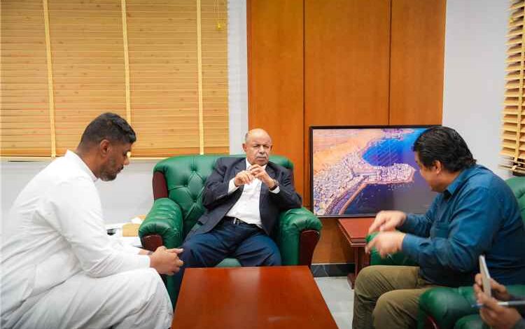 الخنبشي يبحث إصلاحات لقطاع السياحة والسفر في حضرموت ويؤكد دعم تنظيم السوق