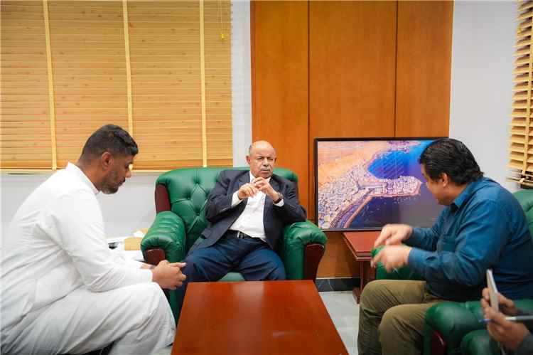 الخنبشي يبحث إصلاحات لقطاع السياحة والسفر في حضرموت ويؤكد دعم تنظيم السوق