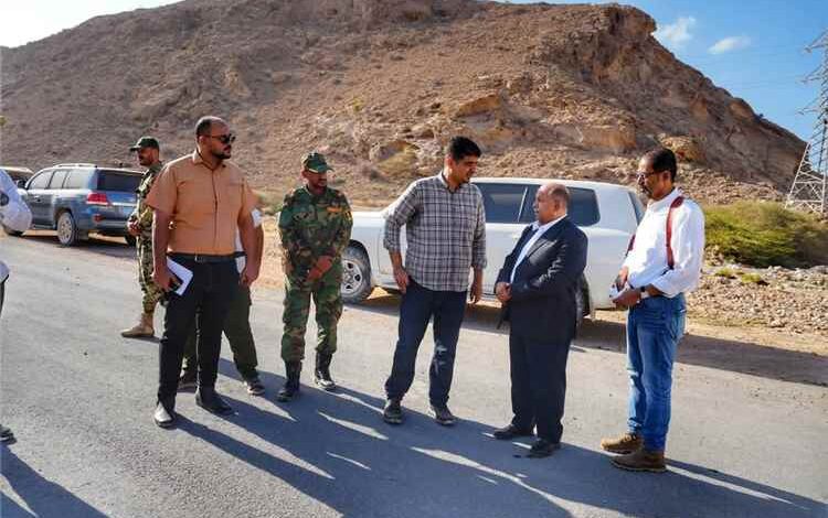 الخنبشي يتفقد مشروعي شق وسفلتة طريق الغليلة–أمبيخة وطريق الدائري الوسط بالمكلا