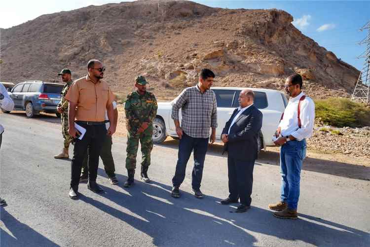 الخنبشي يتفقد مشروعي شق وسفلتة طريق الغليلة–أمبيخة وطريق الدائري الوسط بالمكلا