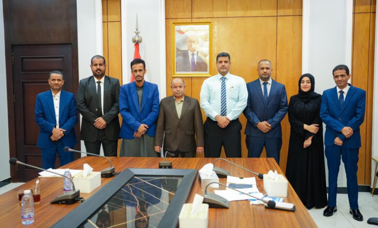 الخنبشي يجتمع بوكلاء حضرموت الجدد ويؤكد أهمية تعزيز الخدمات والتنمية