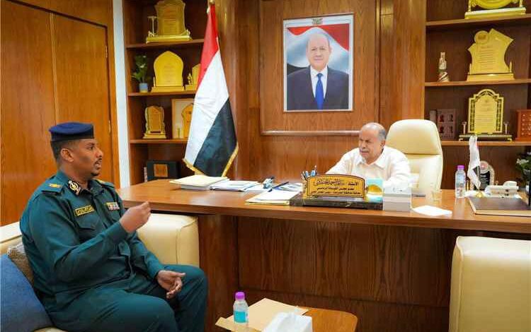 الخنبشي يشيد بجهود مكافحة المخدرات بساحل حضرموت ويؤكد دعم تعزيز قدرات الإدارة