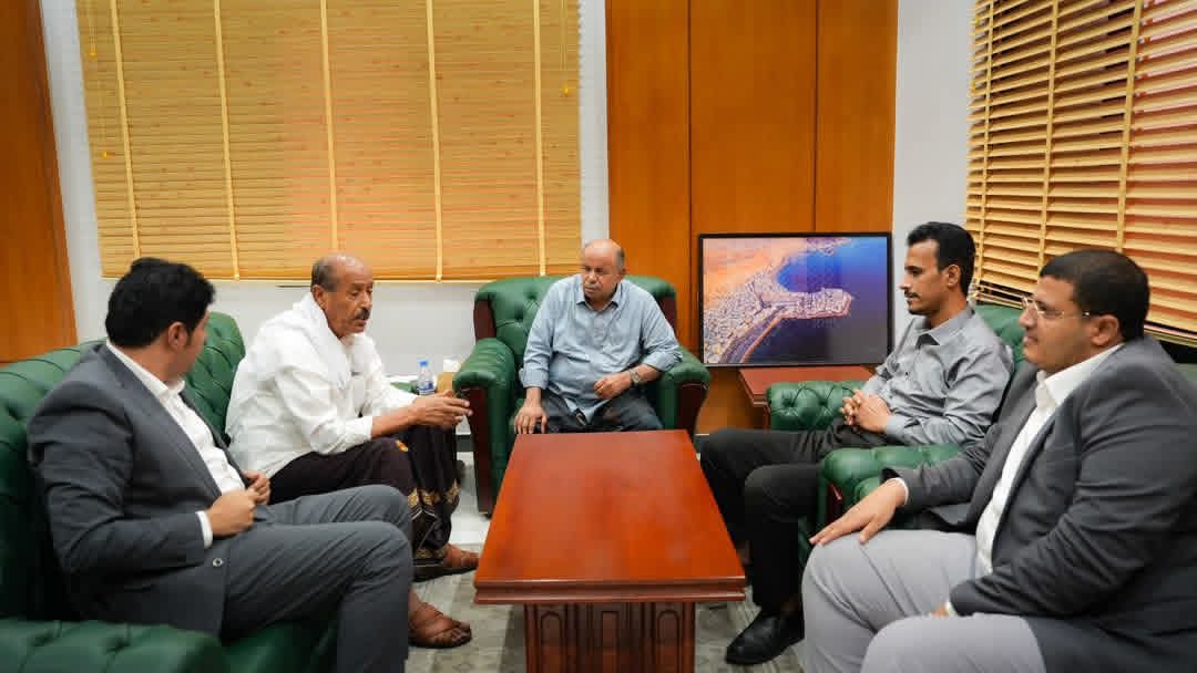 الخنبشي يناقش مع وكلاء حضرموت أزمة الكهرباء والوقود ويؤكد أولوية معالجة الخدمات
