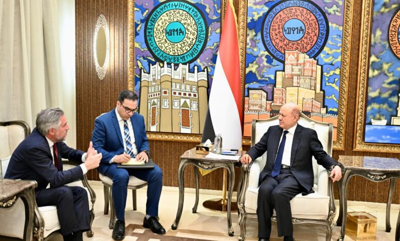 الرئيس العليمي يشترط نزع سلاح المليشيات ويؤكد: تحقيق السلام لا يكون بوقف إطلاق النار فقط