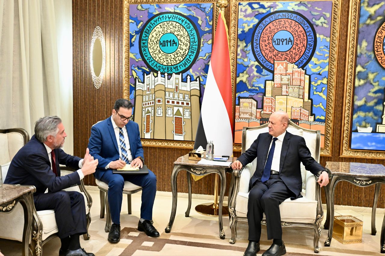 الرئيس العليمي يشترط نزع سلاح المليشيات ويؤكد: تحقيق السلام لا يكون بوقف إطلاق النار فقط