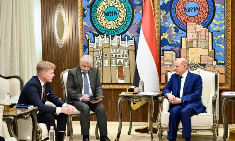 الرئيس اليمني يصارح المبعوث الأممي: لن نتقاسم السلطة مع الحوثيين والسلام يبدأ بإنهاء المشروع الإيراني في البلاد
