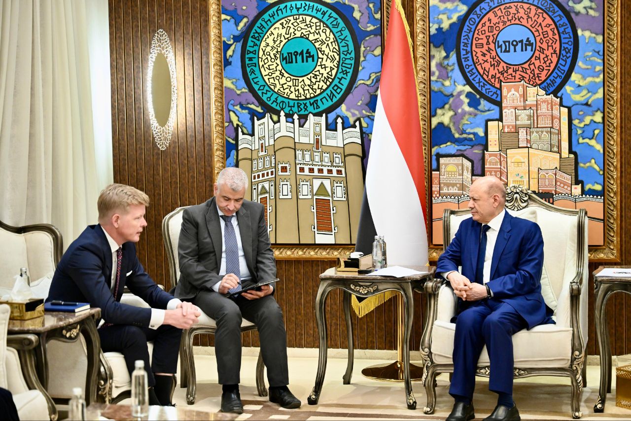 الرئيس اليمني يصارح المبعوث الأممي: لن نتقاسم السلطة مع الحوثيين والسلام يبدأ بإنهاء المشروع الإيراني في البلاد