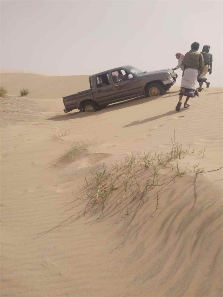الرياح الموسمية تعزل منطقة الحامية برضوم والكثبان الرملية تقطع شريانها الحيوي المرتبط بخط الساحل الدولي