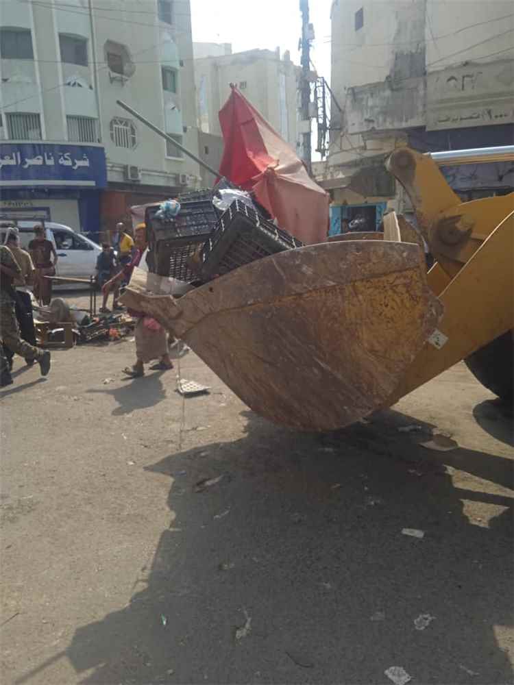 السلطة المحلية بخورمكسر تنفذ حملة واسعة لإزالة العشوائيات وتنظيف شارع الثقافة