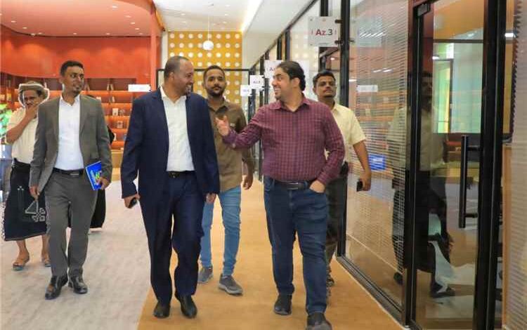 الشيخ العكبري يزور مؤسسة حضرموت تنمية بشرية ويطلع على أنشطتها وبرامجها التعليمية