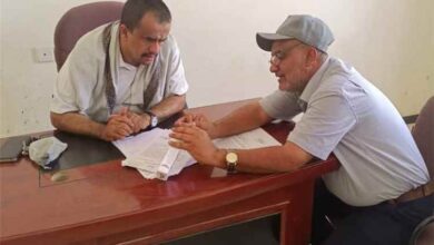 الصناعة والتجارة بشبوة تلاحق المخالفين وتحيل قضايا تموينية للنيابة