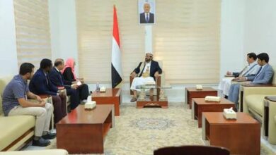 العرادة والصليب الأحمر يبحثان توسيع التدخلات الإنسانية في مأرب.. ودعوة لتسريع ملف الأسرى