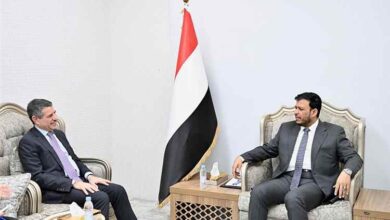 العليمي يودّع السفير الأمريكي ويؤكد أهمية استمرار الدعم الدولي لليمن وتحسين أوضاع عدن
