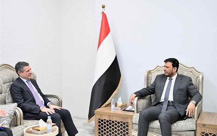 العليمي يودّع السفير الأمريكي ويؤكد أهمية استمرار الدعم الدولي لليمن وتحسين أوضاع عدن