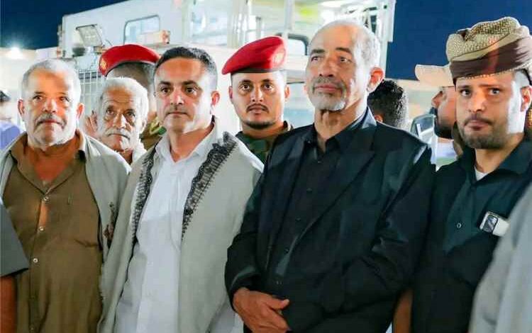 الفريق الركن محمود الصبيحي يستقبل جثمان الاستاذ فيصل محمود القطيبي في مطار عدن الدولي