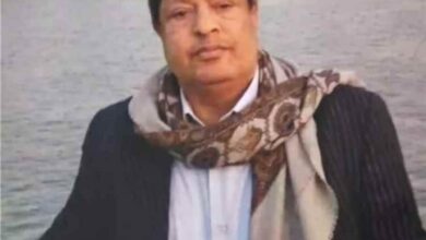 الفريق محمود الصبيحي والمناضل محمد يحيى جابر في مقدمة مستقبلي جثمان فقيد الوطن الكبير فيصل محمود حسن القطيبي