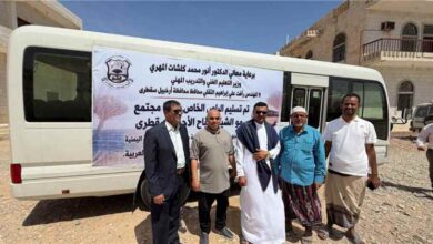 القائم بأعمال محافظ أرخبيل سقطرى يدشّن تسليم باص كلية المجتمع