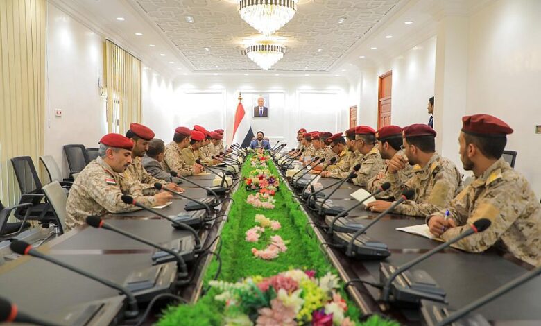 اللواء سلطان العرادة يبحث مع وزير الدفاع جاهزية القوات المسلحة ويؤكد دعم القيادة لتعزيز قدراتها