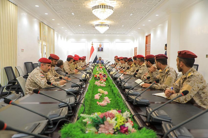 اللواء سلطان العرادة يبحث مع وزير الدفاع جاهزية القوات المسلحة ويؤكد دعم القيادة لتعزيز قدراتها