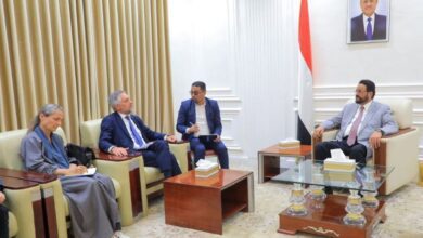 اللواء سلطان العرادة يدعو الاتحاد الأوروبي إلى توسيع الدعم الإنساني والتنموي لمأرب واليمن