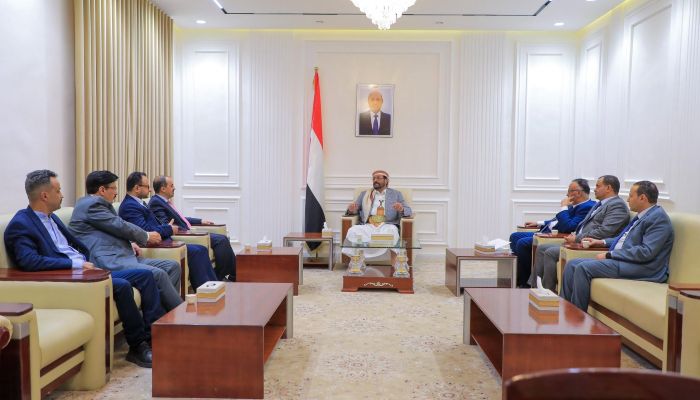 اللواء سلطان العرادة يضع موجهات الخطاب الإعلامي ويؤكد للإرياني أهمية تعزيز التوافق الوطني