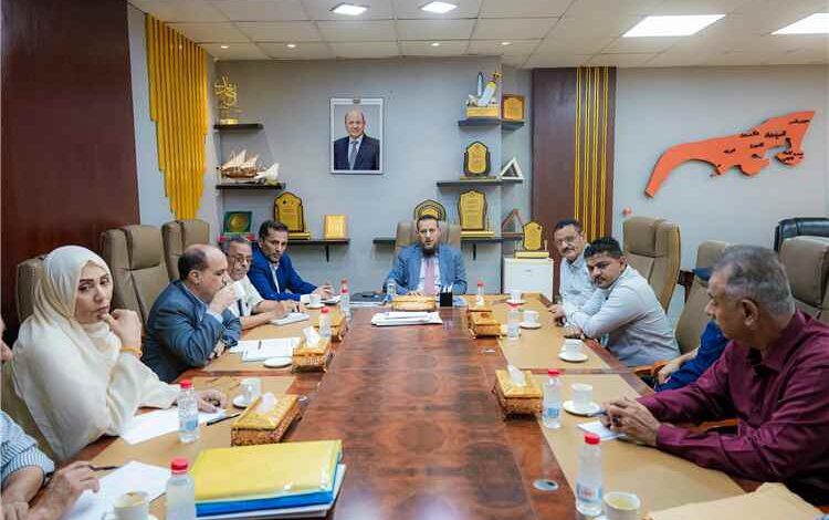 المحافظ شيخ يترأس اجتماعًا لمناقشة المشاريع الخدمية في العاصمة المؤقتة عدن