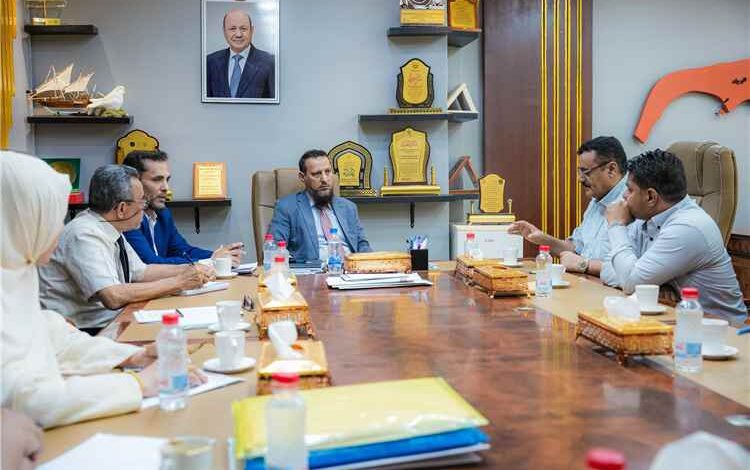 المحافظ شيخ يترأس اجتماعًا لمناقشة المشاريع الخدمية في العاصمة عدن
