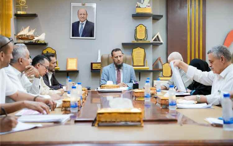 المحافظ شيخ يرأس اجتماعاً لمناقشة عدد من المشاريع في قطاعات المياه والأشغال والكهرباء وتطوير الجانبين المالي والإداري