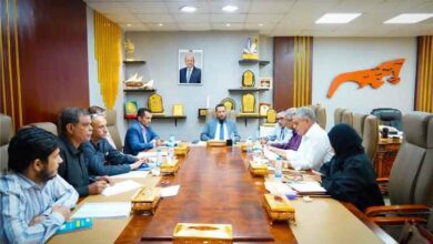 المحافظ شيخ يناقش عدداً من المشاريع في قطاعات المياه والنظافة والتحسين والطرقات ويؤكد أولوية الجودة وتطبيق قانون المناقصات