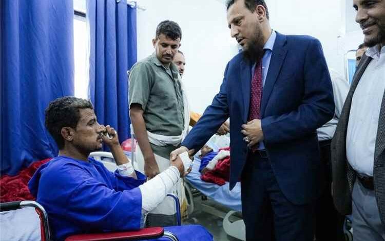 المحافظ عبدالرحمن شيخ يتفقد جرحى انفجار معسكر العمالقة ويشدد على أهمية إيلائهم الرعاية الطبية الكاملة