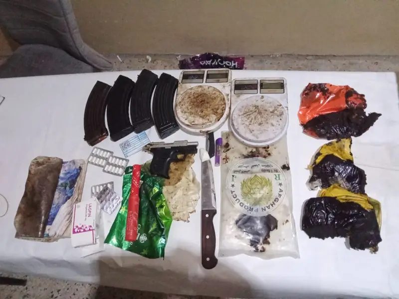 المكلا.. الإطاحة بمروج مخدرات وضبط حشيش وأسلحة في عملية أمنية نوعية