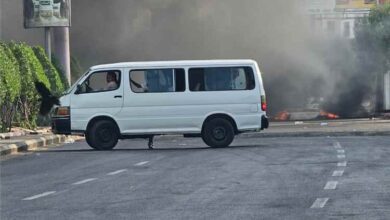 المنصورة : محتجون يقطعون الطريق الرئيسي ويشعلون الإطارات احتجاجًا على أزمة الكهرباء