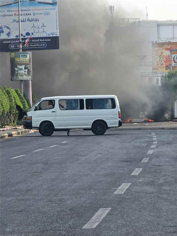 المنصورة : محتجون يقطعون الطريق الرئيسي ويشعلون الإطارات احتجاجًا على أزمة الكهرباء