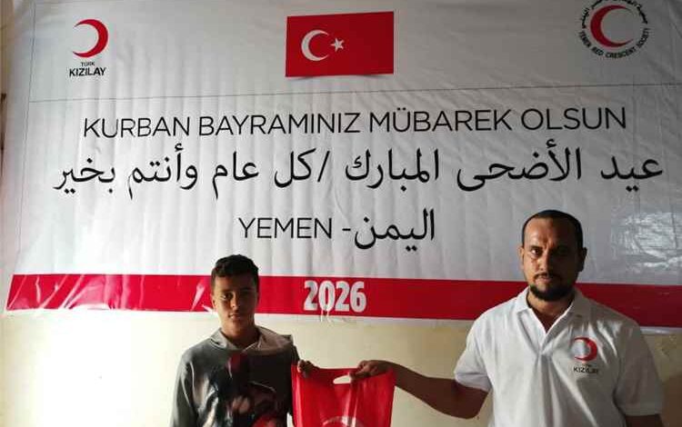 الهلال الأحمر التركي يوزّع لحوم أضاحي العيد للأسر الفقيرة والأيتام في البساتين بعدن