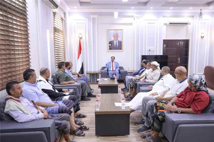 الوزير البكري يلتقي عدد من أعضاء الجمعية العمومية لنادي الهلال بمنطقة خلاقة "يافع"