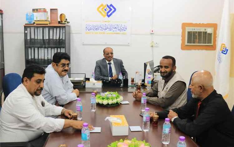 الوكيل التميمي يطّلع على أنشطة وبرامج مؤسسة وادي العين للتنمية الاجتماعية