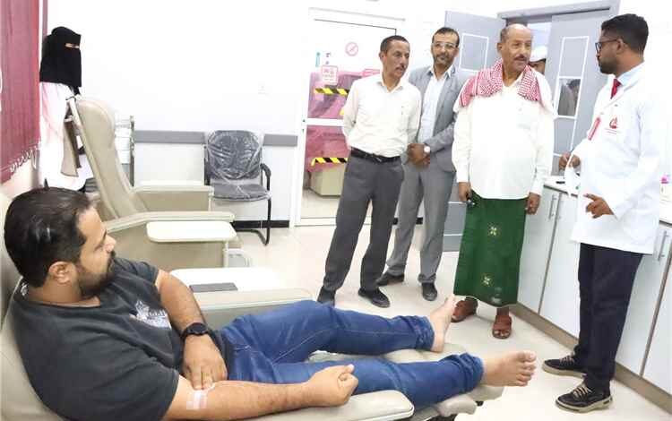 الوكيل بارباع يشيد بالخدمات التي يقدمها المركز الوطني لمختبرات الصحة العامة المركزية والمركز الوطني لنقل الدم وأبحاثه بحضرموت الوادي