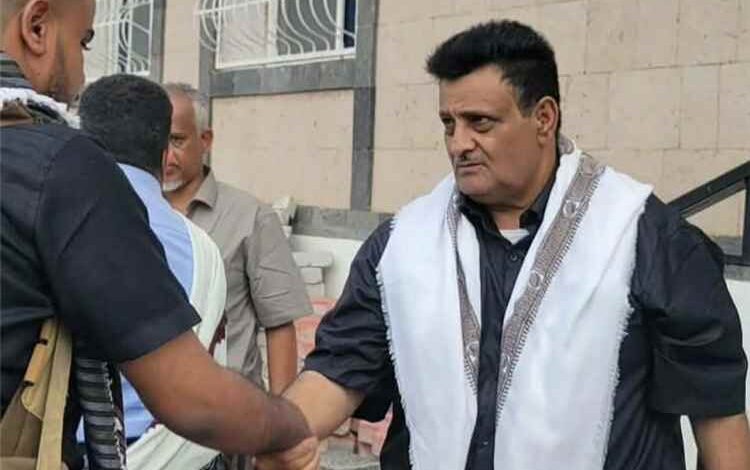 انقطاع التيار الكهربائي لليوم الثاني عن 4 مديريات بأبين بسبب احتجاز قاطرة الوقود في المكلا